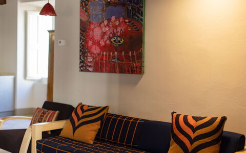 Appartamento Palei: Möbel, Eigentum, Produkt, Komfort, Orange, Textil, Holz, Couch, Interior Design, Fenster