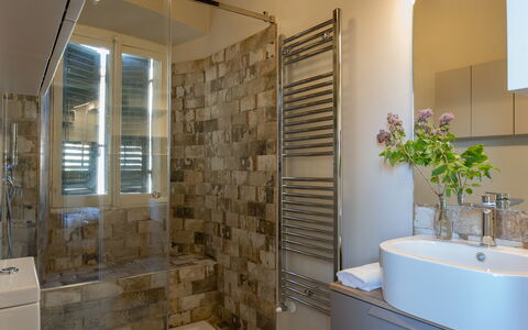 Appartamento Palei: Badewanne, Eigentum, Armatur, Pflanze, Spiegel, Zapfhahn, Badezimmer, Interior Design, Holz, Fussboden
