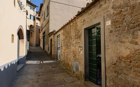 Appartamento Palei: Fenster, Gebäude, Tür, Strassenbelag, Holz, Flooring, Haus, Strasse, Himmel