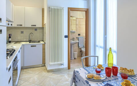 Apartments Mafalda - Levanto: Möbel, Eigentum, Tabelle, Essen, Geschirr, Gebäude, Cabinetry, Interior Design, Tür, Holz