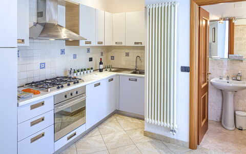 Apartments Mafalda - Levanto: Cabinetry, Eigentum, Möbel, Countertop, Sinken, Küchengerät, Herd, Badezimmer, Zapfhahn