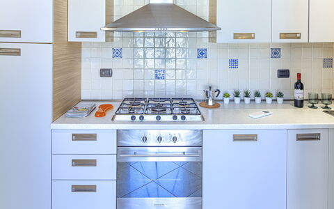 Apartments Mafalda - Levanto: Cabinetry, Countertop, Produkt, Herd, Küche, Die Architektur, Interior Design, Gasherd, Küchengerät, Fussboden