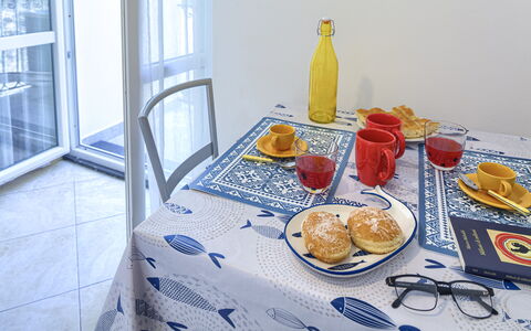 Apartments Mafalda - Levanto: Essen, Tabelle, Geschirr, Dishware, Teller, Drinkware, Kaffeetasse, Tischdecke, Textil, Tasse