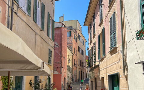 Apartments Mafalda - Levanto: Himmel, Pflanze, Fenster, Gebäude, Blumentopf, Rad, Strassenbelag, Infrastruktur, Urban Design, Die Architektur