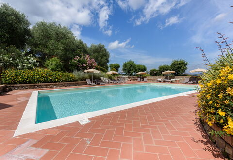 Villa Varna: Wasser, Pflanze, Wolke, Himmel, Eigentum, Schwimmbad, Gewässer, Baum, Blume, Schatten