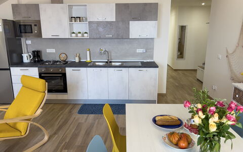Vista Mare Borgo Peri: Möbel, Cabinetry, Blume, Tabelle, Eigentum, Sinken, Stuhl, Countertop, Zapfhahn, Geschirr