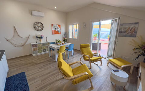 Vista Mare Borgo Peri: Möbel, Zimmerpflanze, Pflanze, Bilderrahmen, Stuhl, Blumentopf, Interior Design, Holz, Flooring, Gebäude