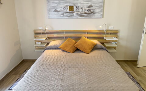 Vista Mare Borgo Peri: Eigentum, Möbel, Komfort, Holz, Rechteck, Textil, Schatten, Beige, Interior Design, Haus