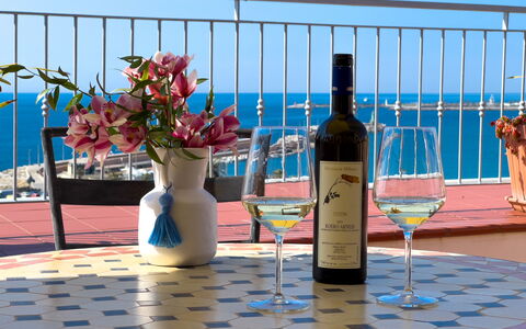Vista Mare Borgo Peri: Möbel, Meer, Tabelle, Ozean, Gartenmöbel, Drinkware, Stuhl, Tischdecke, Tisch Im Freien, Küste