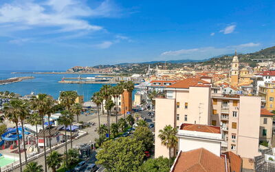Vista Mare Borgo Peri: Wolke, Wasser, Himmel, Gebäude, Daytime, Eigentum, Blau, Fenster, Baum, Die Architektur