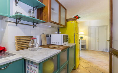 Oasi 1: Eigentum, Cabinetry, Spüle, Countertop, Küchengerät, Küche, Haushaltsgerät, Herd, Interior Design, Zapfhahn