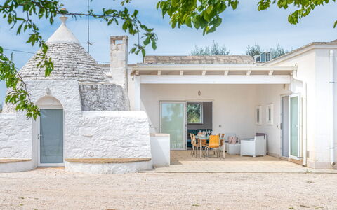 Bianco Trullo: Himmel, Eigentum, Pflanze, Gebäude, Grundstueck, Schatten, Wand, Baum, Grundeigentum, Landschaft