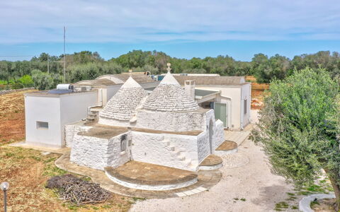 Bianco Trullo: Himmel, Pflanze, Wolke, Gebäude, Baum, Haus, Grundstueck, Urban Design, Landschaft, Fassade