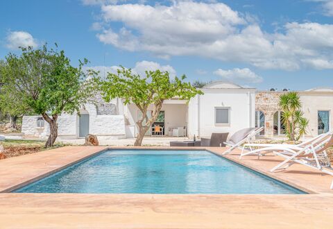 Bianco Trullo: Wolke, Wasser, Himmel, Eigentum, Schwimmbad, Pflanze, Azurblau, Gebäude, Schatten, Baum
