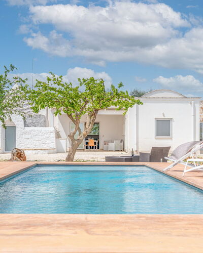 Bianco Trullo: Wolke, Wasser, Himmel, Eigentum, Schwimmbad, Pflanze, Azurblau, Gebäude, Schatten, Baum