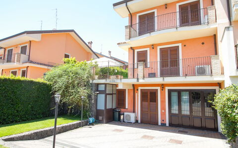 Villa Dei Castagni: Gebäude, Pflanze, Fenster, Eigentum, Himmel, Haus, Die Architektur, Urban Design, Tür