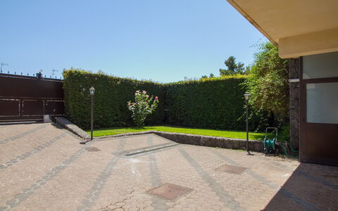 Villa Dei Castagni: Himmel, Pflanze, Strassenbelag, Grundstueck, Asphalt, Urban Design, Baum, Gras, Schatten, Wohngebiet