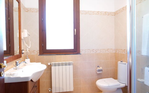 Villa Dei Castagni: Sinken, Armatur, Zapfhahn, Bad Sink, Eigentum, Spiegel, Badezimmerschrank, Badezimmer, Gebäude
