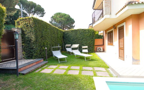 Villa Dei Castagni: Pflanze, Eigentum, Grün, Gebäude, Baum, Himmel, Grundstueck, Gras, Haus, Gelb