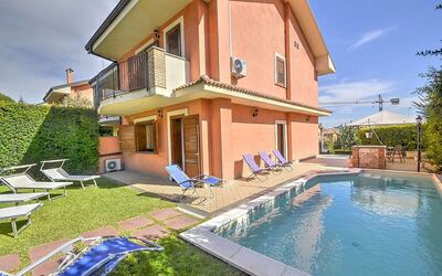 Villa Dei Castagni: Wasser, Pflanze, Daytime, Eigentum, Gebäude, Himmel, Wolke, Blau, Die Architektur, Schwimmbad