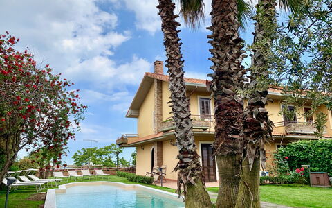 Villa Tricca: Pflanze, Himmel, Gebäude, Wasser, Wolke, Grün, Baum, Haus, Die Architektur, Arecales