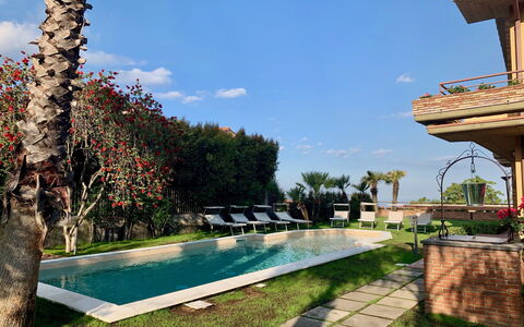 Villa Tricca: Wasser, Pflanze, Himmel, Wolke, Eigentum, Azurblau, Gras, Baum, Freizeit, Wohngebiet
