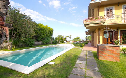 Villa Tricca: Wasser, Pflanze, Wolke, Himmel, Eigentum, Gebäude, Fenster, Baum, Schwimmbad, Gras