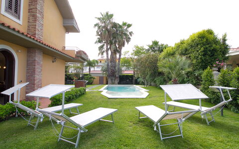 Villa Tricca: Pflanze, Tabelle, Gebäude, Himmel, Schatten, Baum, Schwimmbad, Gartenmöbel, Tisch Im Freien, Stuhl