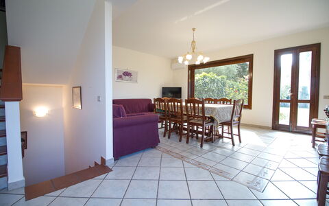 Villa Tricca: Möbel, Fenster, Holz, Tabelle, Wohnzimmer, Halle, Die Architektur, Interior Design, Stuhl, Flooring