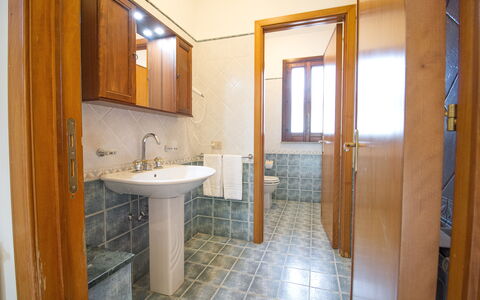Villa Tricca: Spiegel, Zapfhahn, Sinken, Armatur, Gebäude, Bad Sink, Eigentum, Badezimmer, Holz, Interior Design
