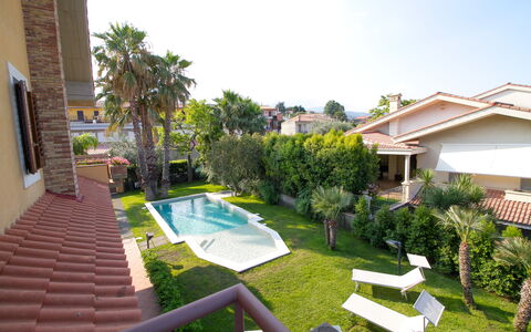 Villa Tricca: Pflanze, Himmel, Eigentum, Gebäude, Fenster, Baum, Wasser, Schwimmbad, Gras, Gartenmöbel