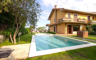 Villa Tricca: Wasser, Pflanze, Gebäude, Himmel, Wolke, Eigentum, Fenster, Baum, Schwimmbad, Gras