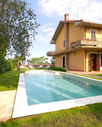Villa Tricca: Wasser, Pflanze, Gebäude, Himmel, Wolke, Eigentum, Fenster, Baum, Schwimmbad, Gras
