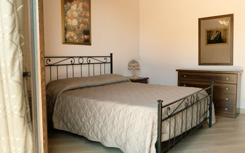 Villa Saponara: Bett, Möbel, Schlafzimmer, Bedding, Bettdecke, Interior Design, Flooring, Fussboden, Holz, Linens