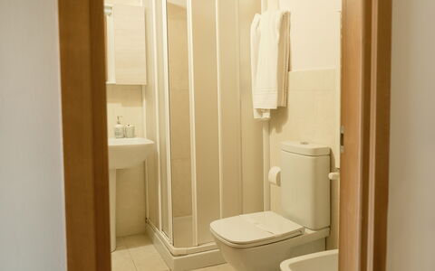 Villa Saponara: Flooring, Fussboden, Wand, Holz, Interior Design, Zimmer, Toilleten Sitz, Armatur, Toilette, Badezimmer