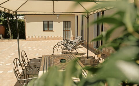 Villa Saponara: Möbel, Flooring, Fussboden, Stuhl, Gartenmöbel, Schatten, Outdoor Struktur, Tisch Im Freien, Terrasse, Garten
