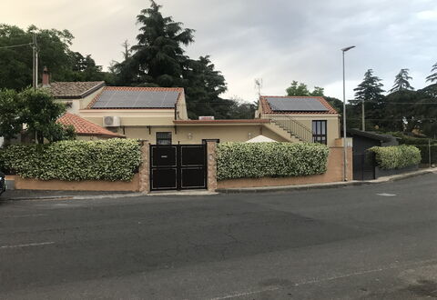 Villa Saponara: Wohngebiet, Haus, Zuhause, Vorort, Auffahrt, Tor, Home Fechten