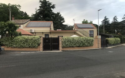 Villa Saponara: Wohngebiet, Haus, Zuhause, Vorort, Auffahrt, Tor, Home Fechten