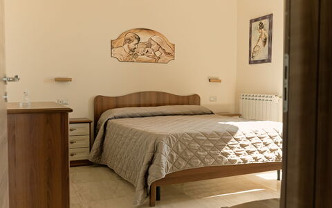 Etna Suites: Möbel, Bett, Schlafzimmer, Interior Design, Holz, Bettdecke, Bedding, Fussboden, Flooring, Zimmer