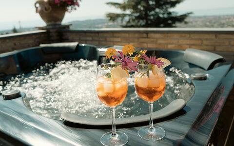 Etna Suites: Flasche, Drinkware, Glasflasche, Schwimmbad, Barware, Essen, Stuhl