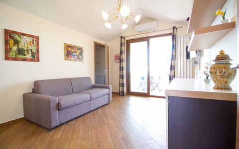 Etna Suites: Möbel, Eigentum, Couch, Bilderrahmen, Cabinetry, Holz, Beleuchtung, Interior Design, Komfort, Wohnzimmer