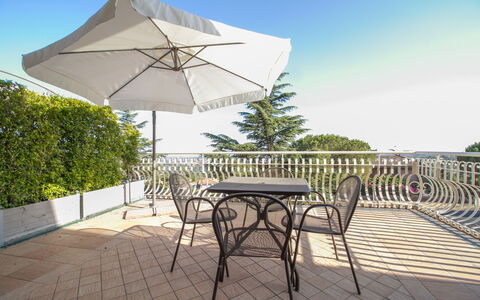 Etna Suites: Himmel, Tabelle, Möbel, Gebäude, Pflanze, Regenschirm, Schatten, Stuhl, Gartenmöbel, Tisch Im Freien