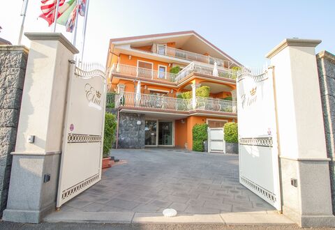 Etna Suites: Himmel, Eigentum, Gebäude, Fenster, Urban Design, Wohngebiet, Fassade, Grundeigentum, Tür