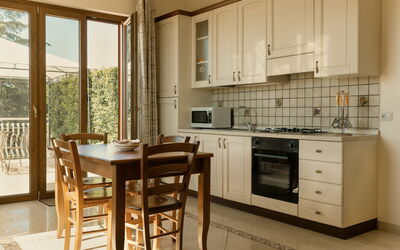 Suite Bilocale 1: Möbel, Interior Design, Flooring, Holz, Küche, Fussboden, Cabinetry, Countertop, Küche & Esszimmer Tisch, Stuhl