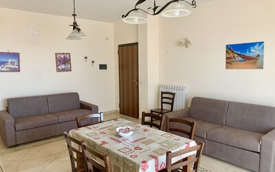 Suite Bilocale 3: Tabelle, Möbel, Eigentum, Couch, Bilderrahmen, Holz, Interior Design, Wohnzimmer, Fussboden, Flooring