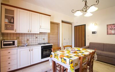 Suite Trilocale 1: Cabinetry, Eigentum, Countertop, Möbel, Weiss, Tabelle, Holz, Beleuchtung, Interior Design, Flooring