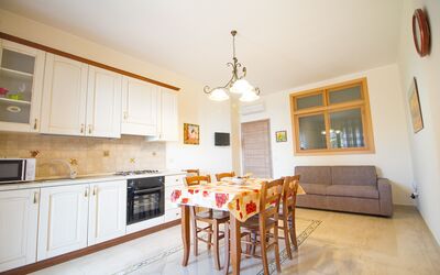 Suite Trilocale 2: Cabinetry, Tabelle, Countertop, Möbel, Eigentum, Holz, Küche, Orange, Beleuchtung, Stuhl