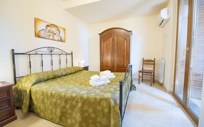 Camera Superior: Gebäude, Möbel, Eigentum, Komfort, Tabelle, Azurblau, Holz, Schublade, Bettrahmen