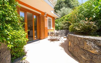 Suite Bilocale 2: Pflanze, Gebäude, Eigentum, Fenster, Haus, Strassenbelag, Beleuchtung, Vegetation, Nachbarschaft, Gras