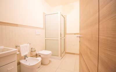 Camera Standard: Armatur, Eigentum, Badezimmer, Gebäude, Toilleten Sitz, Toilette, Bad Sink, Lila, Holz, Haus